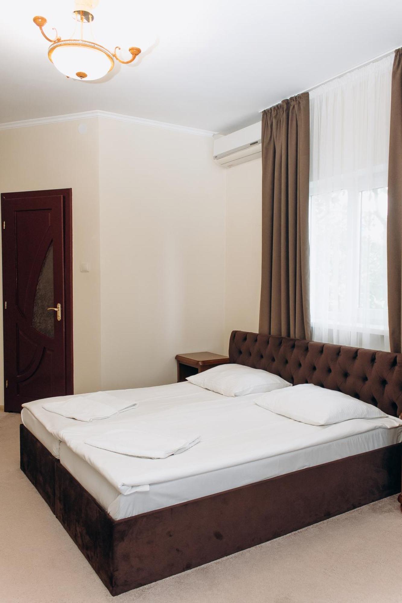 Eduard Hotel Ужгород Екстериор снимка
