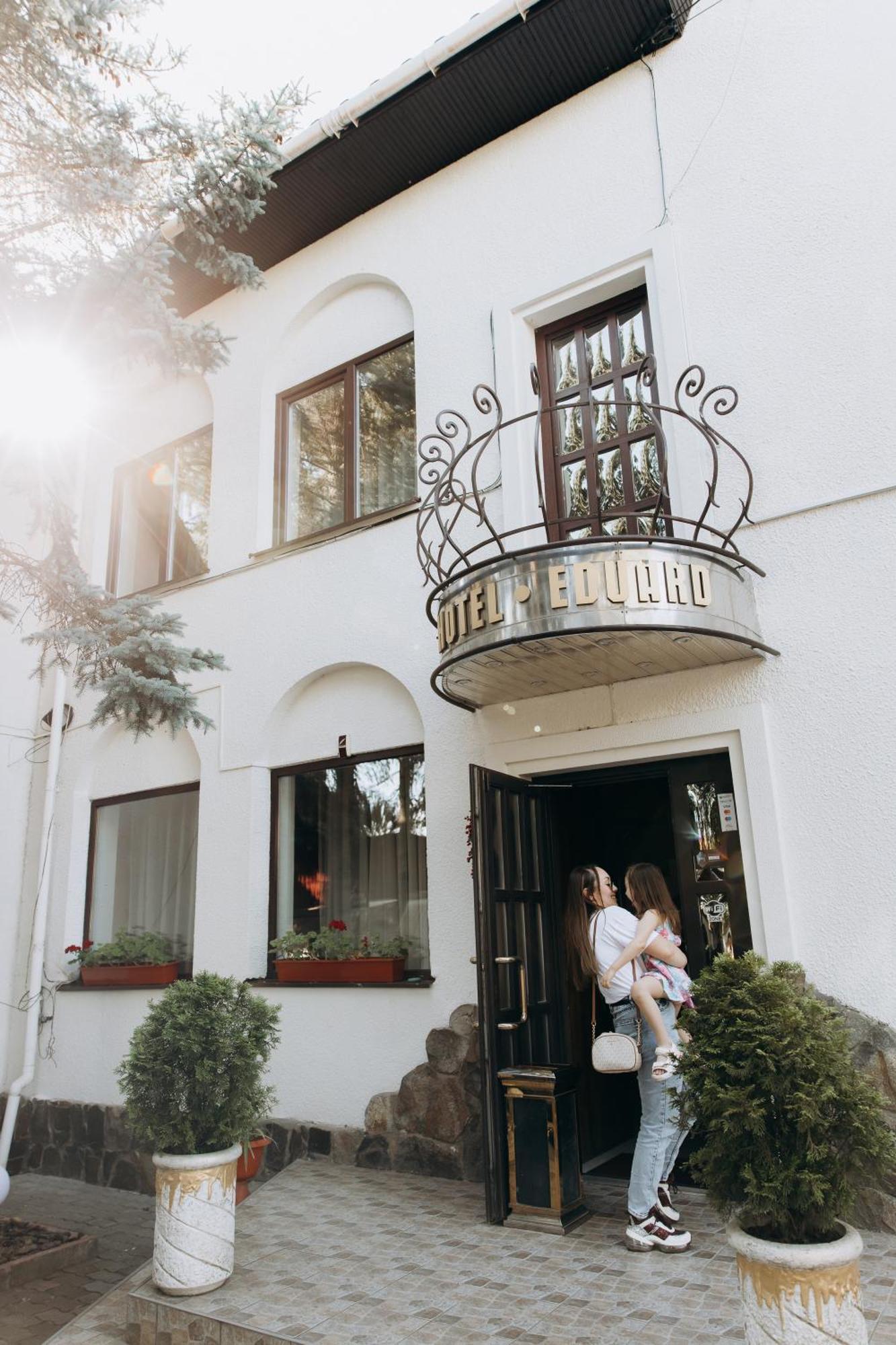 Eduard Hotel Ужгород Екстериор снимка